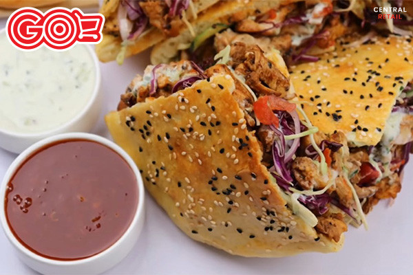 Chiếc bánh mì hình tam giác kẹp thịt gà nướng vàng ươm, hấp dẫn