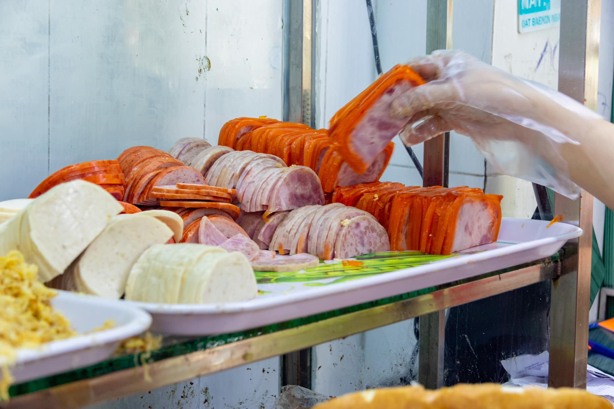 Chiếc bánh mì Huỳnh Hoa đầy ắp nhân, mang đến trải nghiệm ẩm thực no nê