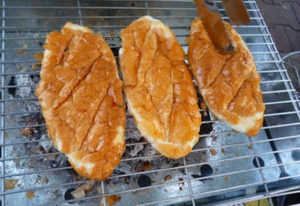 Chiếc bánh mì nướng muối ớt Dì Năm với nhiều topping hấp dẫn