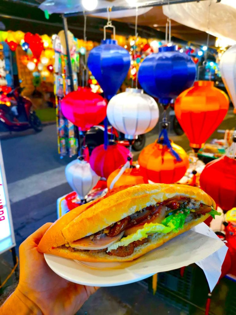 Chiếc bánh mì Phượng Hội An hấp dẫn với đa dạng nhân, món ăn làm nên tên tuổi quán sau lời khen của Anthony Bourdain.
