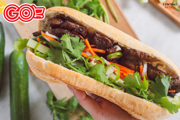Chiếc bánh mì thịt nướng hoàn chỉnh với nhân đầy đặn và nước sốt hấp dẫn.
