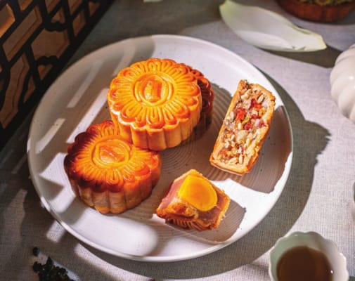 Chiếc bánh trung thu khách sạn Intercontinental với vỏ ngoài vàng óng, nhân hạt sen trứng muối truyền thống