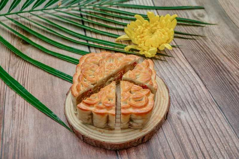 Chiếc bánh trung thu Ninh Hương thủ công, thơm ngon, đậm đà hương vị truyền thống