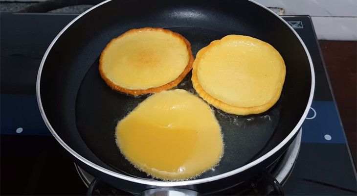 Chiên bánh rán vàng đều trên chảo