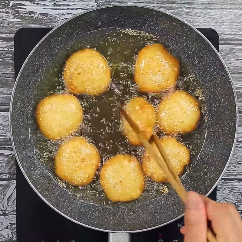 Chiên bánh sắn vàng giòn trong chảo dầu