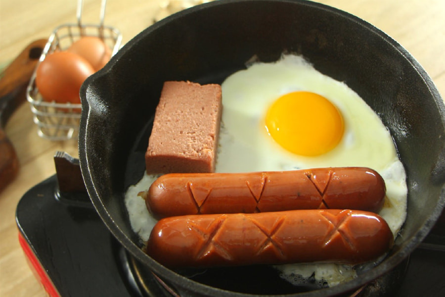 Chiên trứng và xúc xích cho bánh mì chảo
