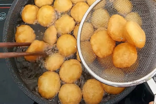 Chiên với lửa nhỏ để bánh được vàng đều hai mặt