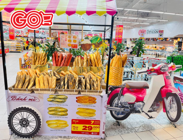 Chọn bánh mì nguyên cám tại tiệm bánh