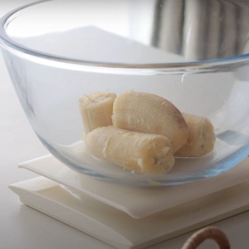 Chuối chín được nghiền nát bằng nĩa chuẩn bị làm bánh chuối bột mì
