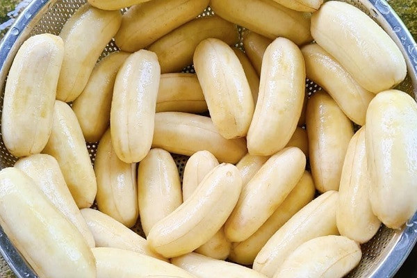 Chuối sứ đã lột vỏ và làm sạch gân, sẵn sàng cho công đoạn làm bánh chuối hấp ngon