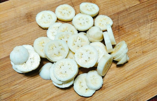 chuối thái lát để làm bánh chuối nướng bằng nồi cơm điện