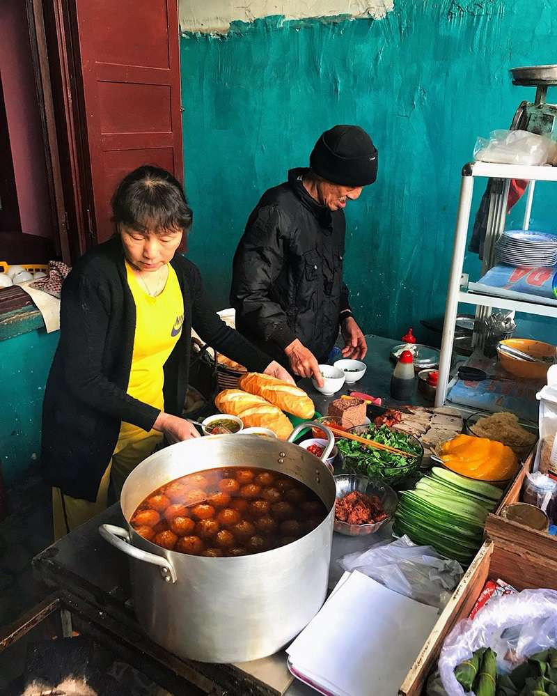 Cô chú chủ quán đang chuẩn bị bánh mì xíu mại Cô Hồng Đà Lạt
