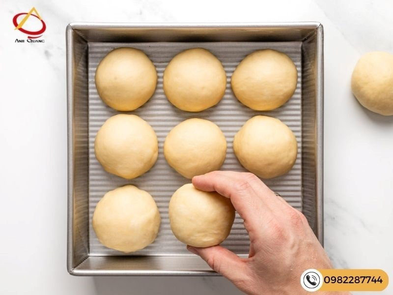 Công đoạn tạo hình cho các phần bột bánh mì
