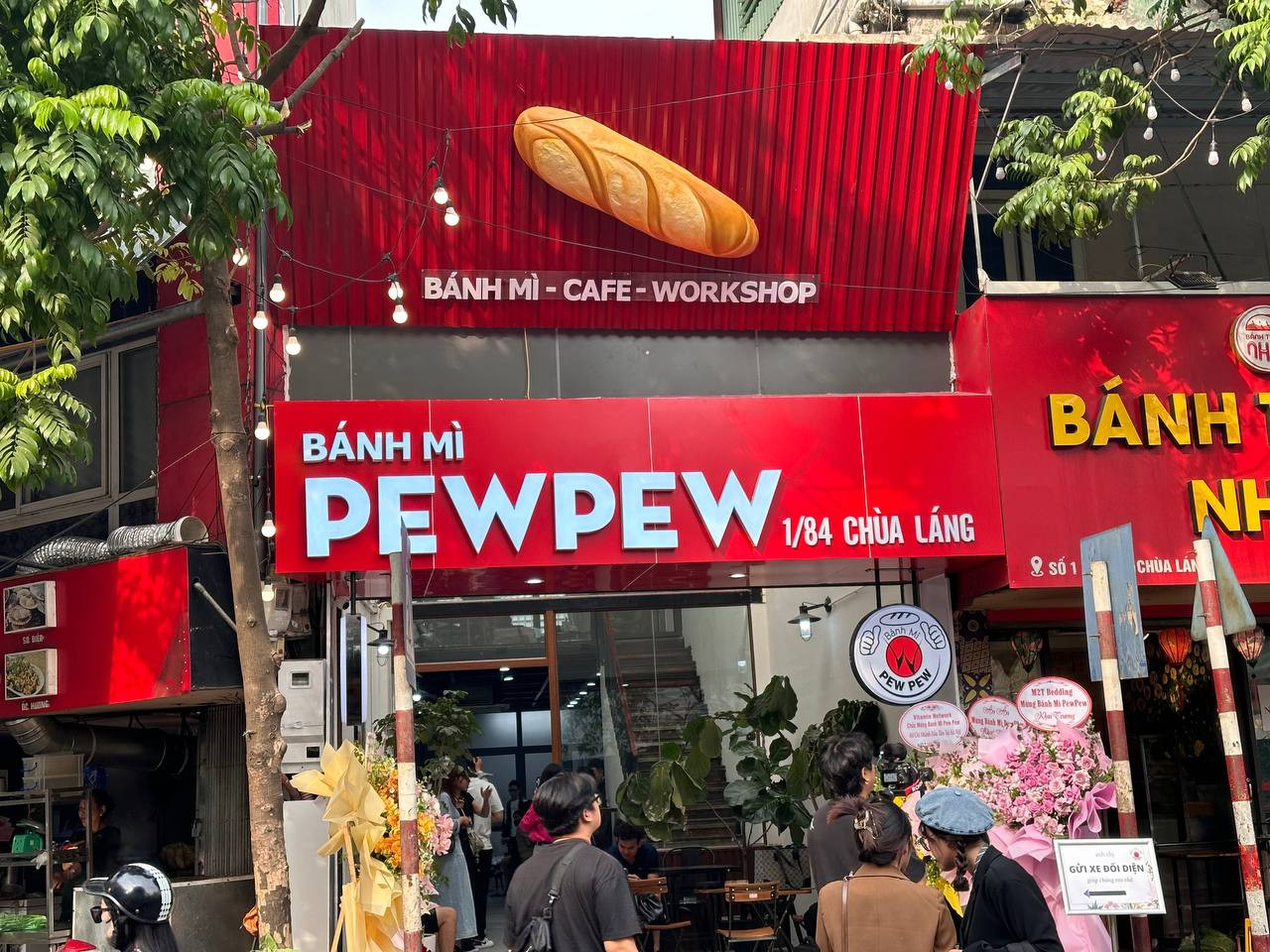 Cửa hàng bánh mì PewPew mới khai trương nổi bật trên phố Chùa Láng, Hà Nội.