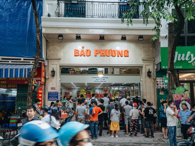 Cửa hàng bánh trung thu Bảo Phương tấp nập khách hàng tại Thụy Khuê