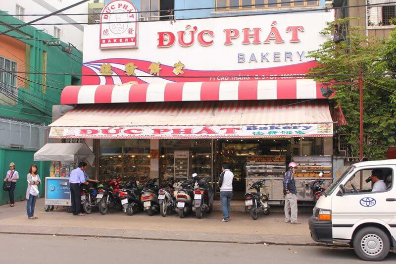 Cửa hàng bánh trung thu Đức Phát Bakery tấp nập khách hàng