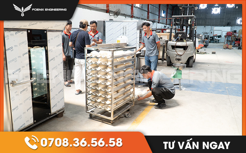 Cửa kính chịu nhiệt của lò nướng giúp dễ dàng quan sát quá trình nướng bánh mì đặc ruột