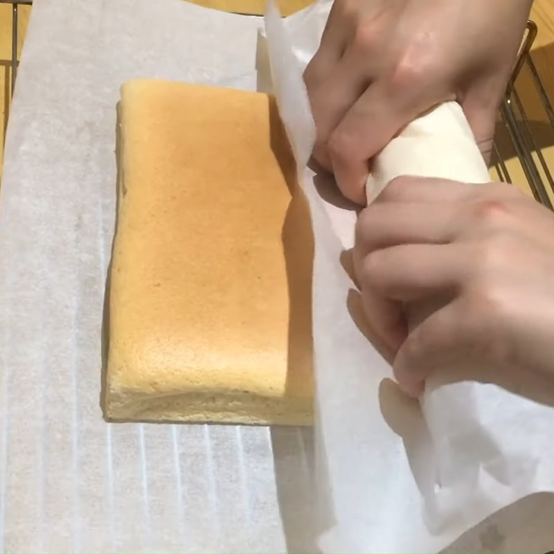 Cuộn bánh bông lan với ruốc gà cay và sốt dầu trứng