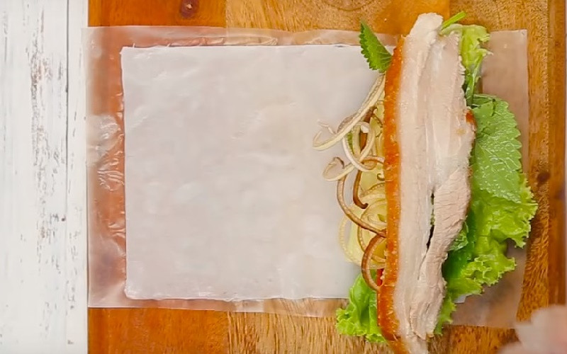 Cuốn bánh tráng thịt heo cùng rau xanh tươi mát
