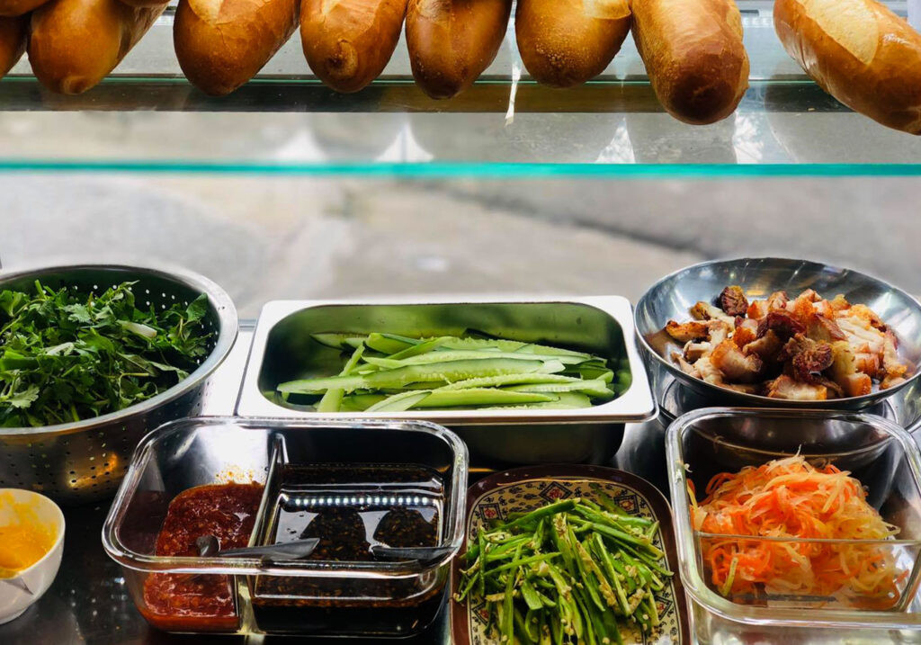 Đa dạng nhân và rau sống tươi ngon để làm bánh mì