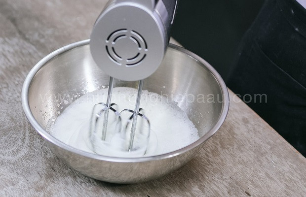 Đánh bông lòng trắng trứng để có công thức làm bánh bông lan bằng nồi cơm điện thành công
