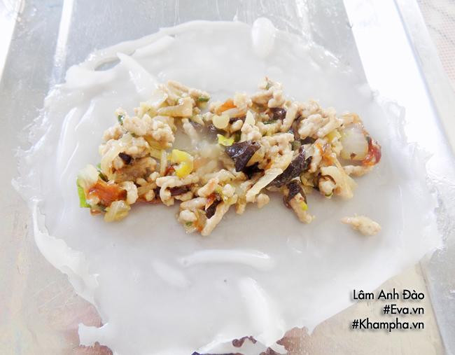 Đặt nhân bánh cuốn thịt mộc nhĩ đã xào thơm vào giữa vỏ bánh mỏng