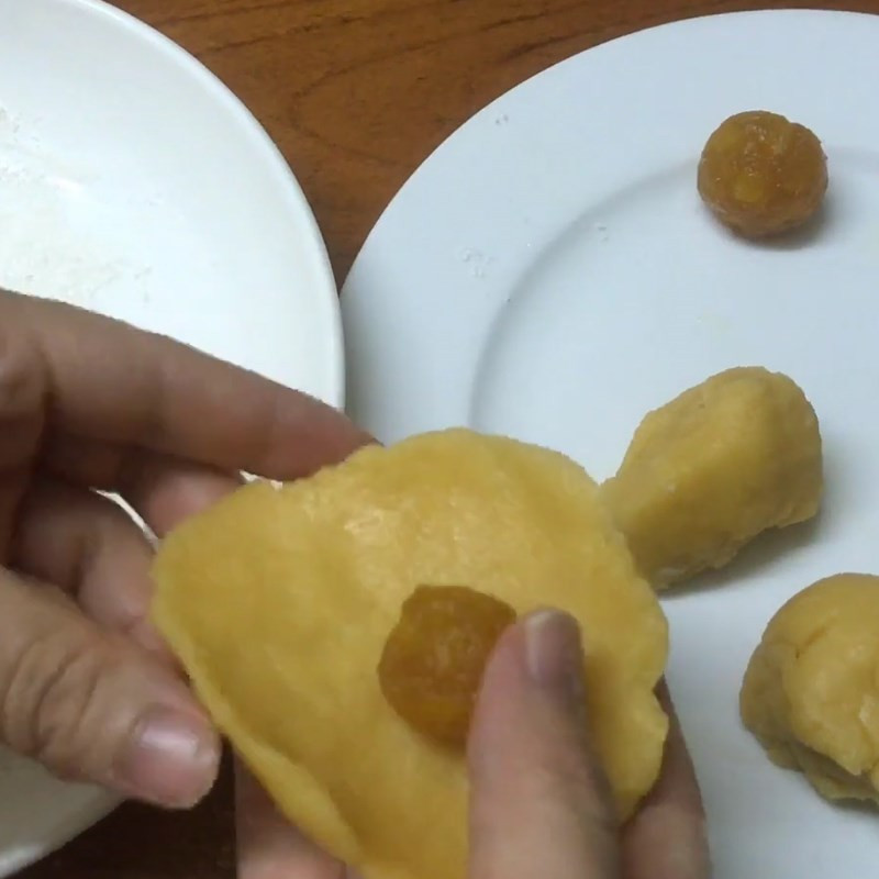 Đặt nhân dứa vào giữa vỏ bánh