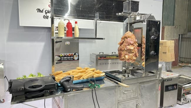 Đầu bếp chế biến bánh mì thịt nướng tươi ngon trên xe đẩy