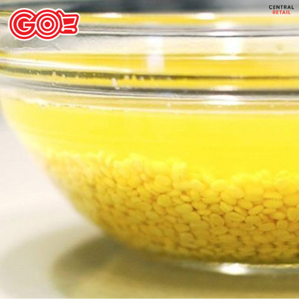 Đậu xanh đã đãi vỏ đang ngâm cho nở mềm để làm nhân bánh tét