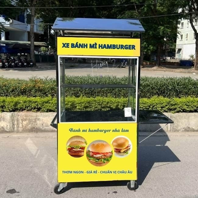 Decal dán xe bánh mì màu vàng tươi sáng, nổi bật giữa phố phường, dễ dàng thu hút khách hàng.