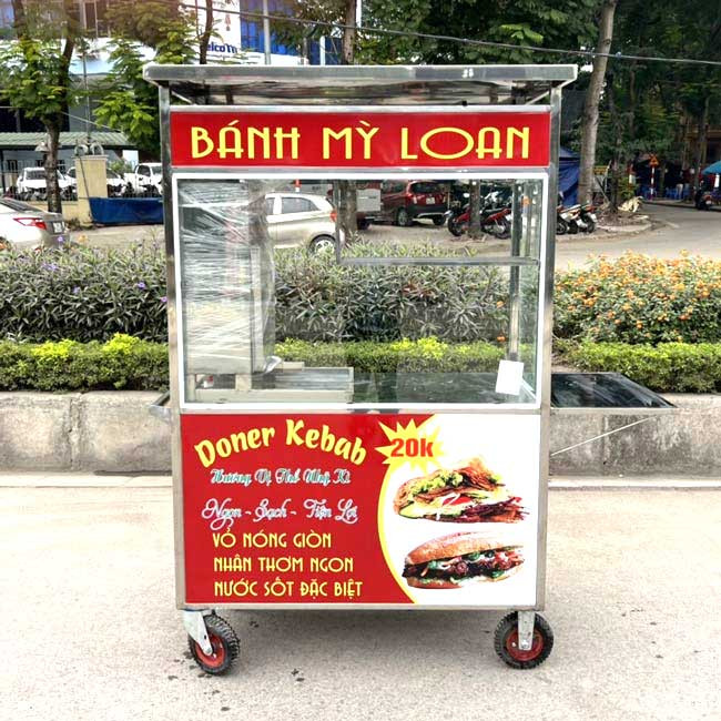 Decal xe đẩy bánh mì được thiết kế với logo và tên thương hiệu nổi bật, tăng cường nhận diện.