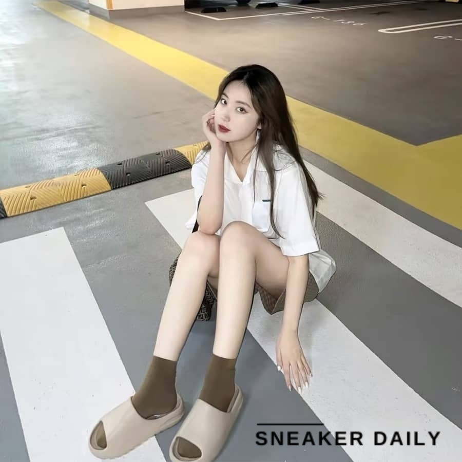 Dép bánh mì adidas slide màu trắng tinh tế, biểu tượng của sự thoải mái
