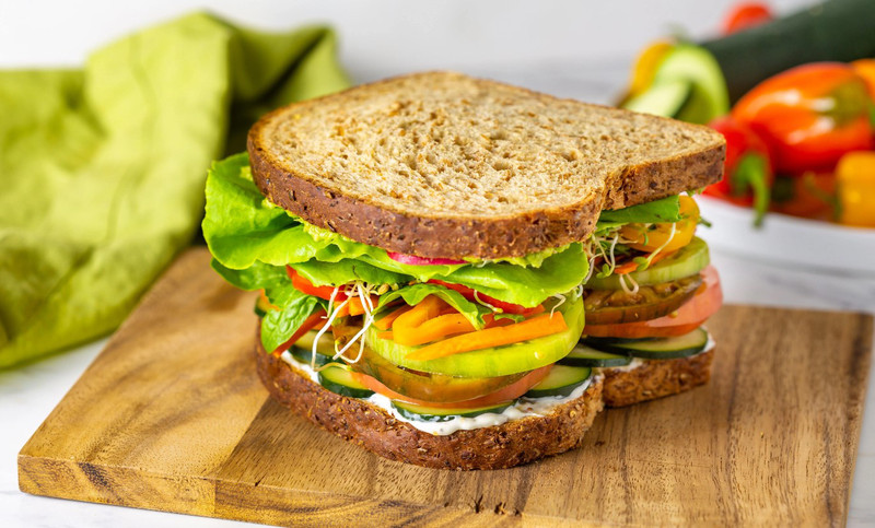 Đĩa ăn sáng với bánh mì nướng, trứng ốp la, cà chua và rau xanh, bữa ăn lành mạnh