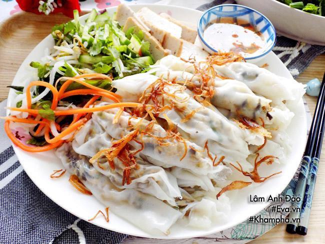 Đĩa bánh cuốn nóng hổi với nhân bánh cuốn thịt hấp dẫn, ăn kèm chả lụa và rau sống
