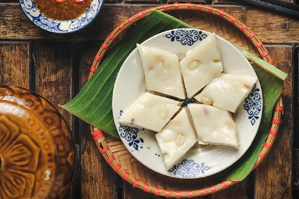 Đĩa bánh đúc lạc đã hoàn thành, chấm kèm mắm tôm chuẩn vị