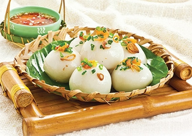 Đĩa bánh ít trần nhân tôm thịt và đậu xanh hấp dẫn