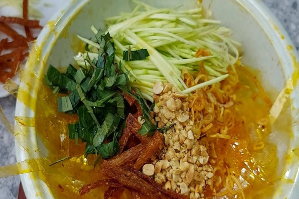 Đĩa bánh tráng trộn chay thanh đạm với nhiều loại rau củ
