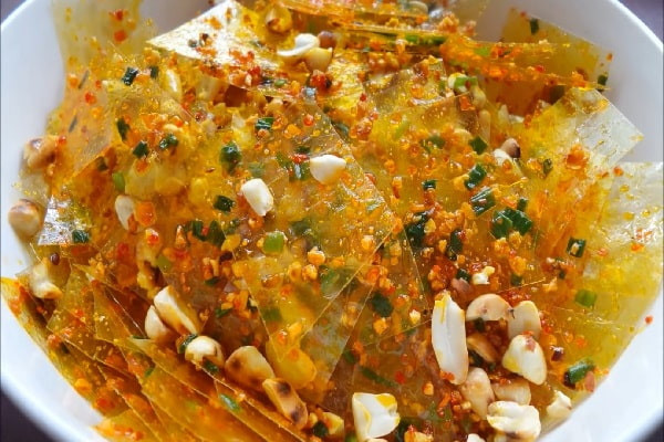 Đĩa bánh tráng trộn sa tế đỏ cam đậm đà, cay nồng