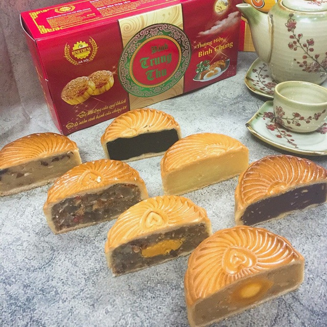 Đĩa bánh trung thu Bình Trung cắt lát thơm ngon bên ấm trà chiều
