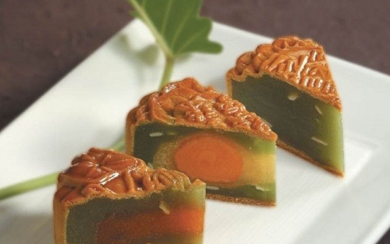 Đĩa bánh trung thu được cắt thành miếng nhỏ, cách ăn để kiểm soát số gam bánh trung thu