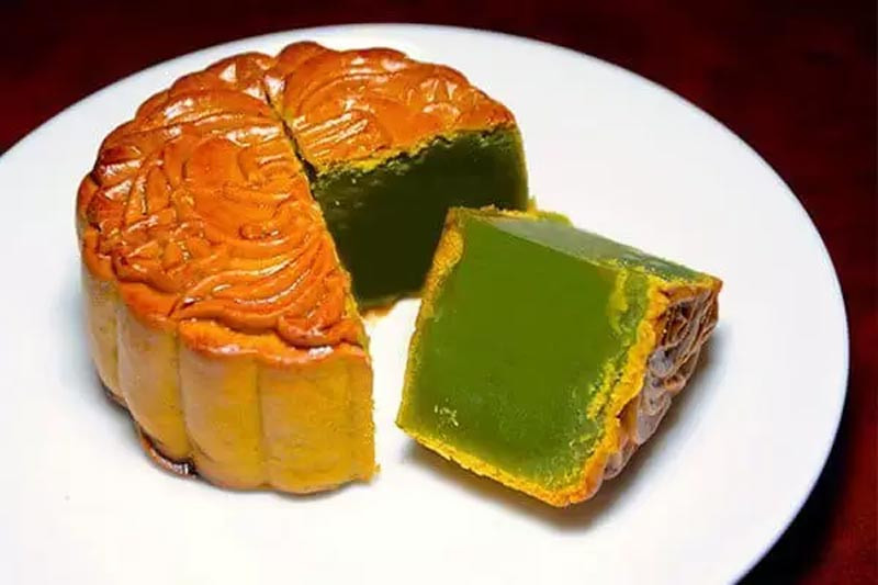 Đĩa bánh trung thu nhân đậu xanh truyền thống