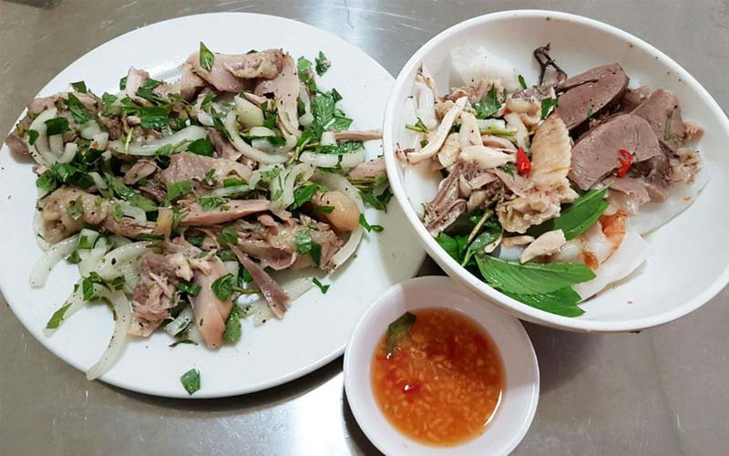 Đĩa bánh ướt lòng gà truyền thống tại quán Trang, gần chợ Đà Lạt