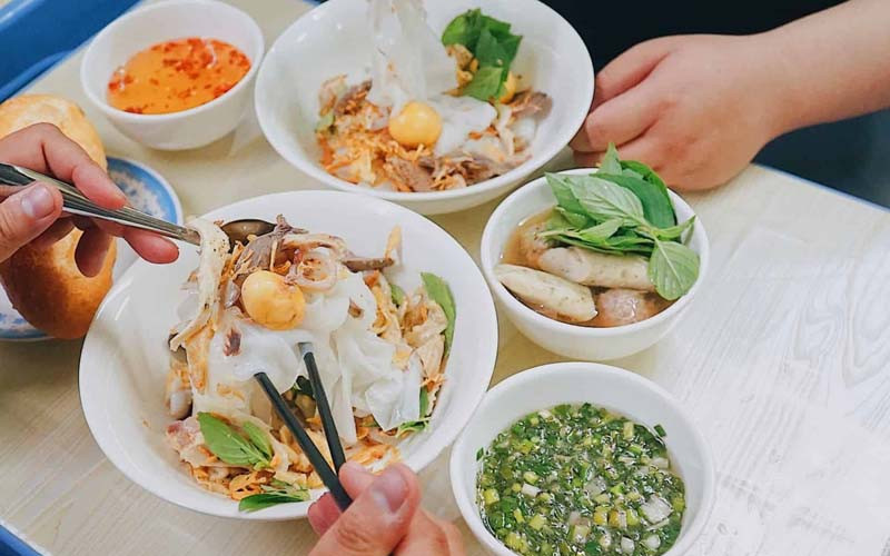 Đĩa bánh ướt lòng gà với trứng non hấp dẫn tại Đà Lạt