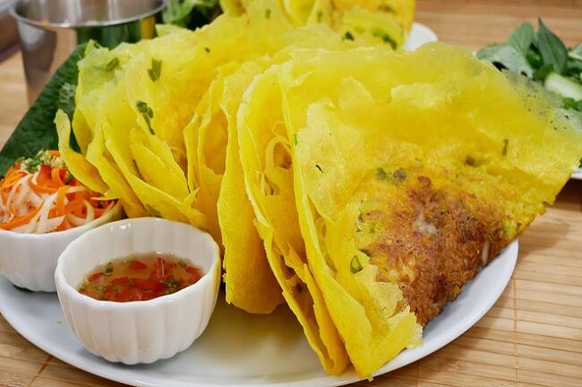 Đĩa bánh xèo chay giòn rụm với rau sống xanh tươi, thể hiện cách làm bánh xèo chay tại nhà.