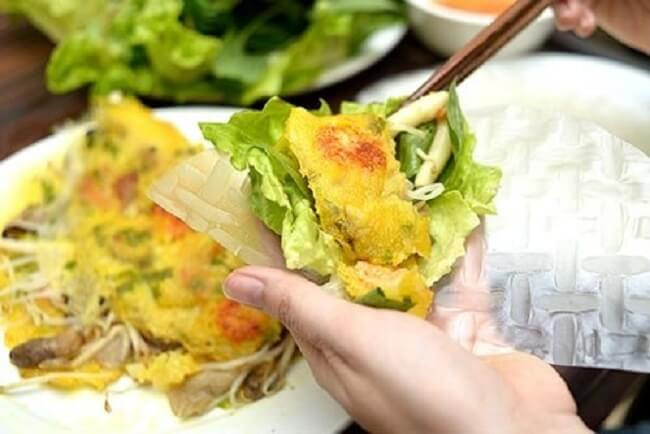 Đĩa bánh xèo chay hoàn chỉnh với nước chấm và rau sống, tạo nên bữa ăn thanh đạm hấp dẫn theo hướng dẫn làm bánh xèo chay.
