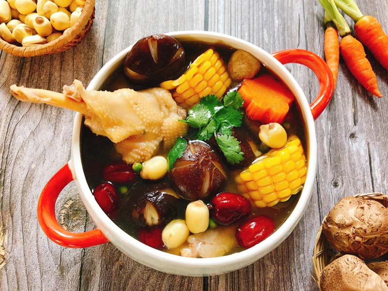 Đĩa gà nấu nấm đông cô nước dừa béo ngậy, sẵn sàng thưởng thức với bánh mì