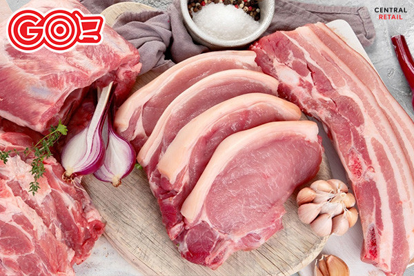 Đĩa thịt tươi ngon, nguyên liệu chính để làm nhân bánh mì tam giác kẹp thịt