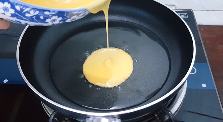 Đổ bột bánh rán vào chảo