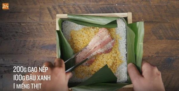 Đổ gạo nếp, đậu xanh, thịt vào khuôn để gói bánh chưng