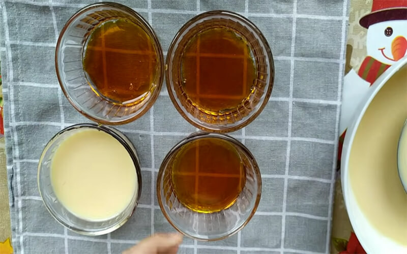 Đổ hỗn hợp bánh vào khuôn